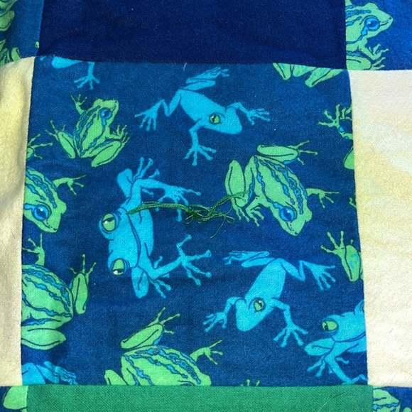 Quilted handmade baby blanket with frogs - Picture 2 of 9